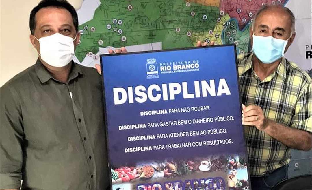 Bocalom não quer sua foto nas repartições e apresenta quadro com mandamentos sobre disciplina